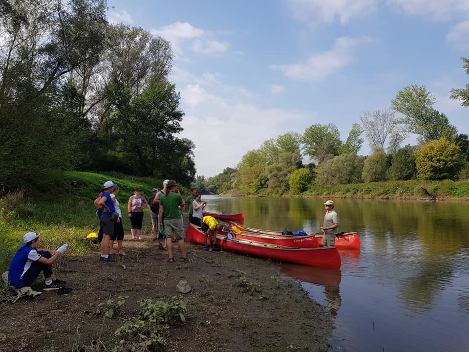 Kanufahrer und leere Kanus an einem Schwemmufer auf der March